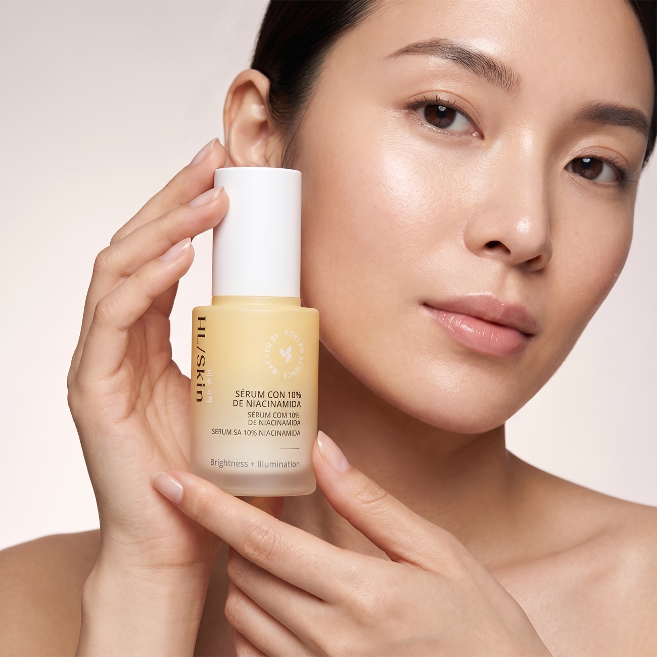 Mujer mostrando producto HL Skin en una estética premium